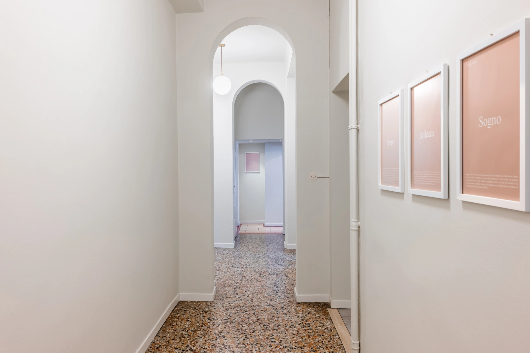Studio psichiatra Milano con poltrona e vista sul giardino