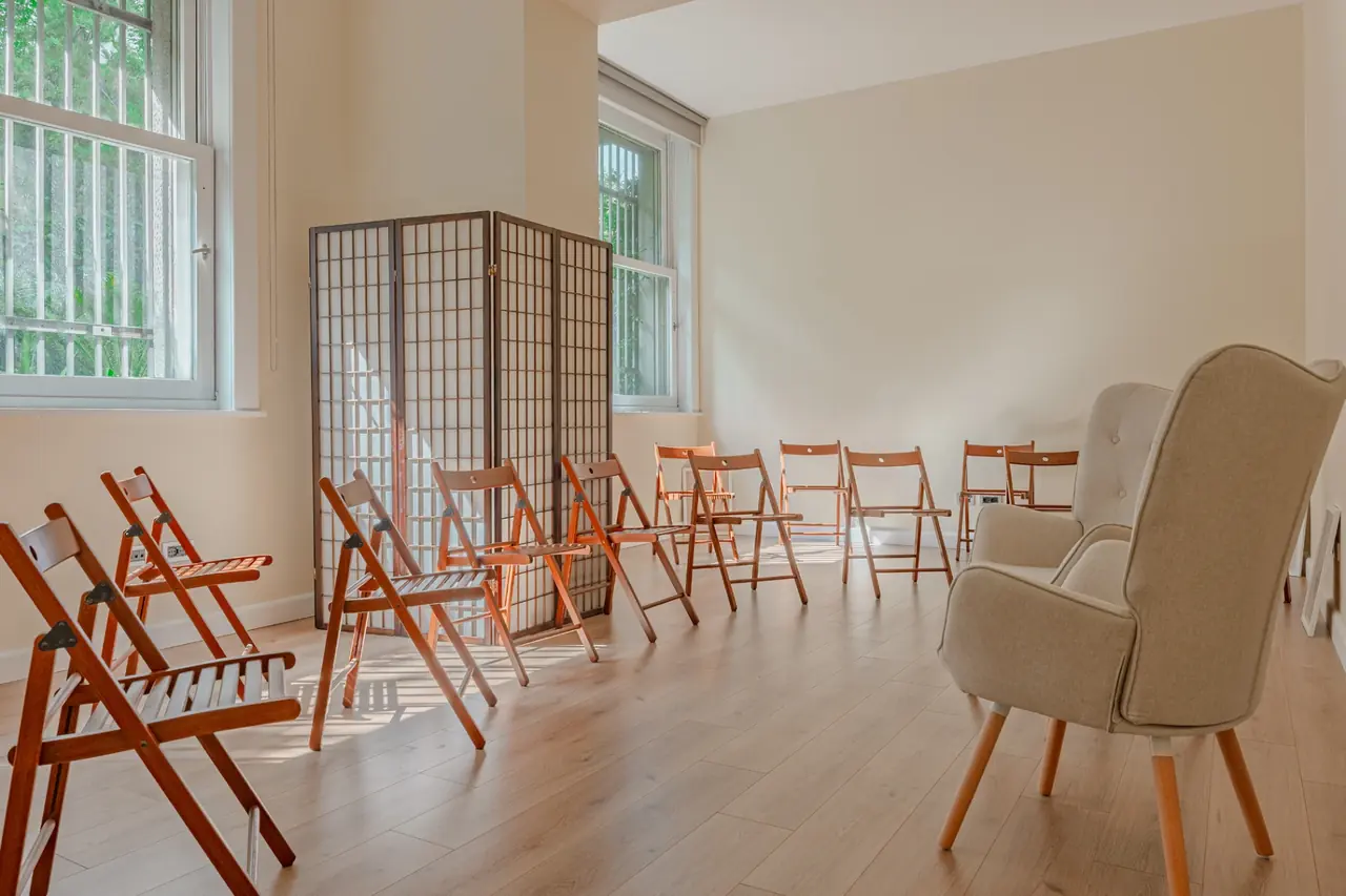 Sala gruppi con sedute in cerchio · studio clinico Milano