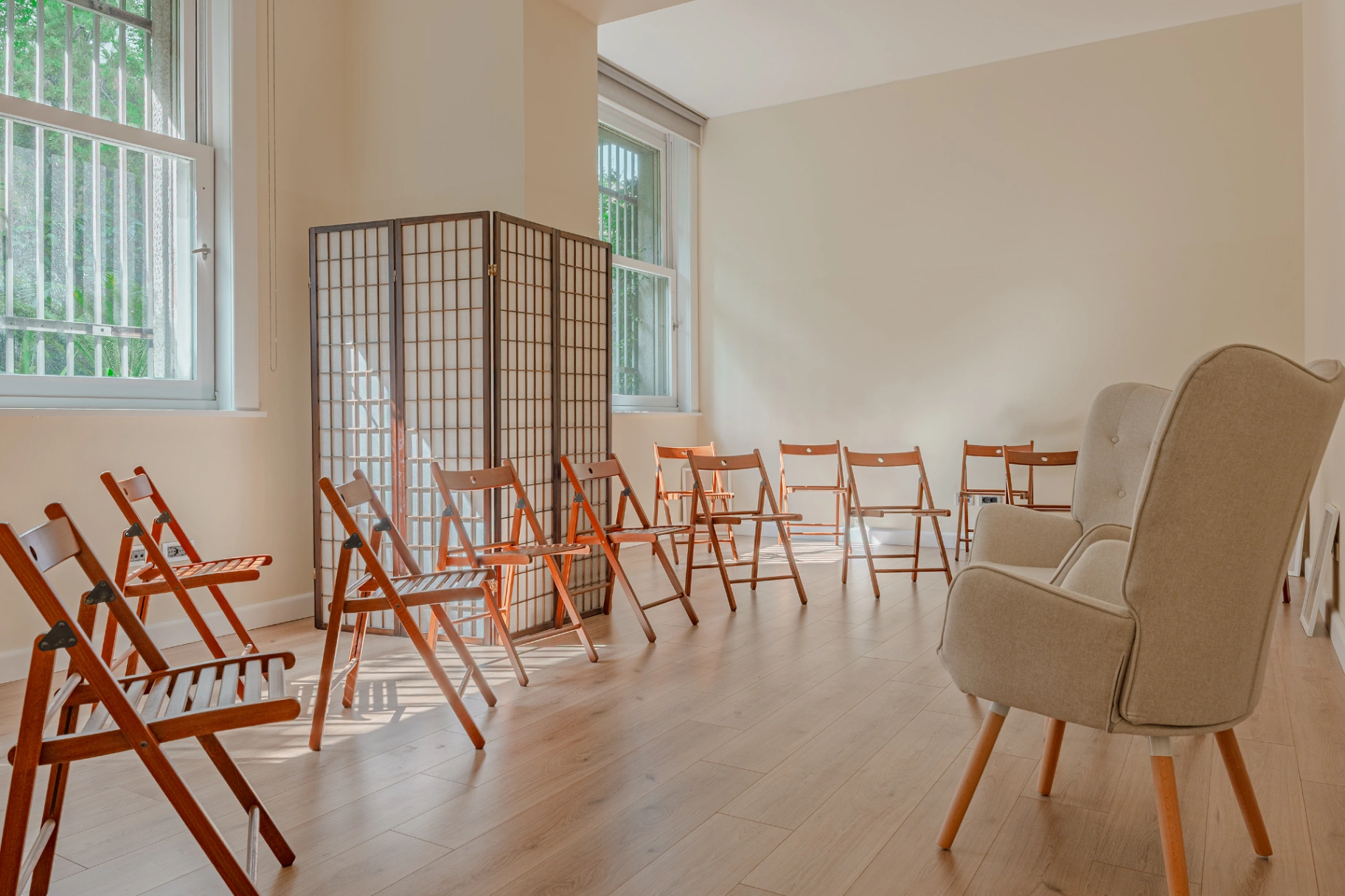 Sala gruppi con sedute in cerchio · studio clinico Milano