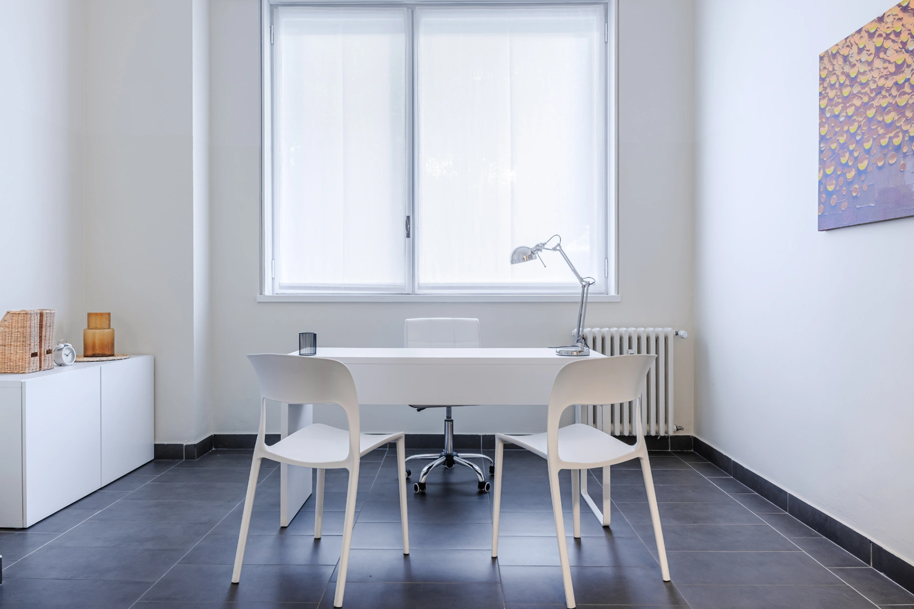 Studio psicoterapeuta con scrivania minimale · Via Monte Rosa 74 Milano