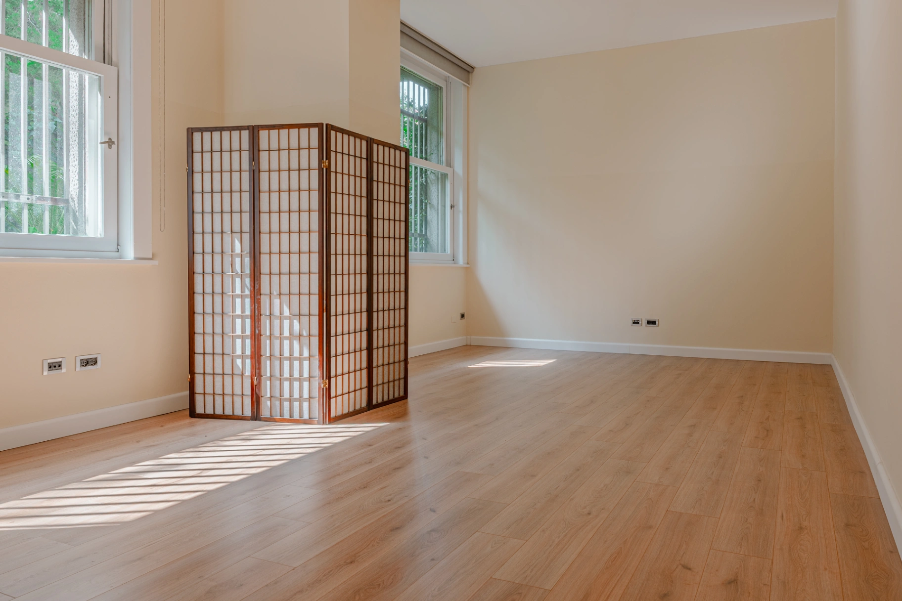 Studio clinico in affitto Milano con divisorio shoji e parquet chiaro