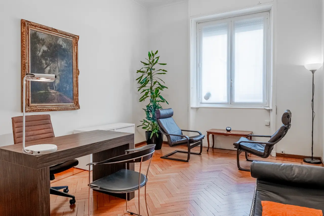 Studio clinico di pregio con scrivania in legno · Milano